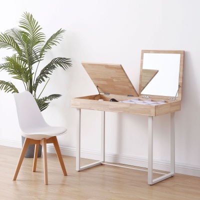 Secretária em madeira com tampo levantado e espelho, cadeira branca e planta decorativa