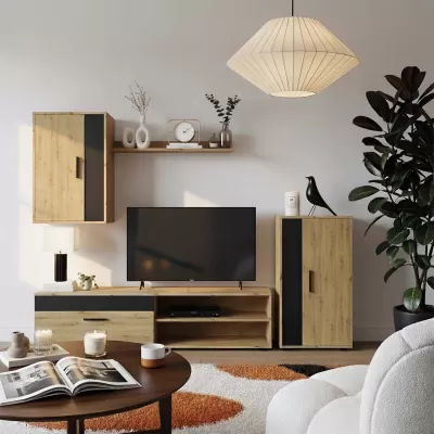 Conjunto de móveis para sala em madeira clara e preto, com decoração, sofá branco e candeeiro suspenso