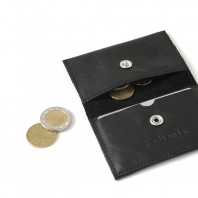 Carteira pequena de couro preta com moedas