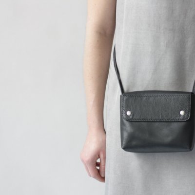 Mala preta pequena de tiracolo em pele sintética com botões prateados