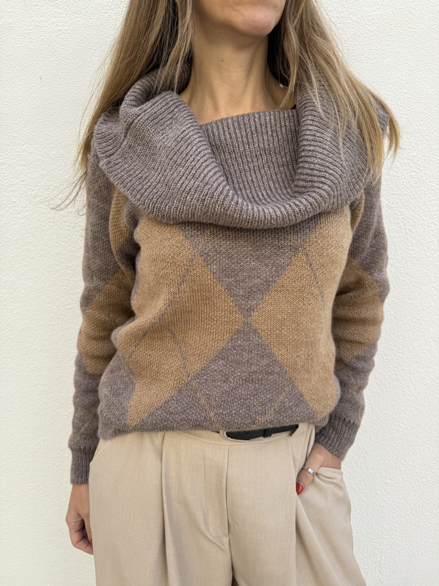 Camisola de malha castanha e bege com padrão em losangos e gola alta larga