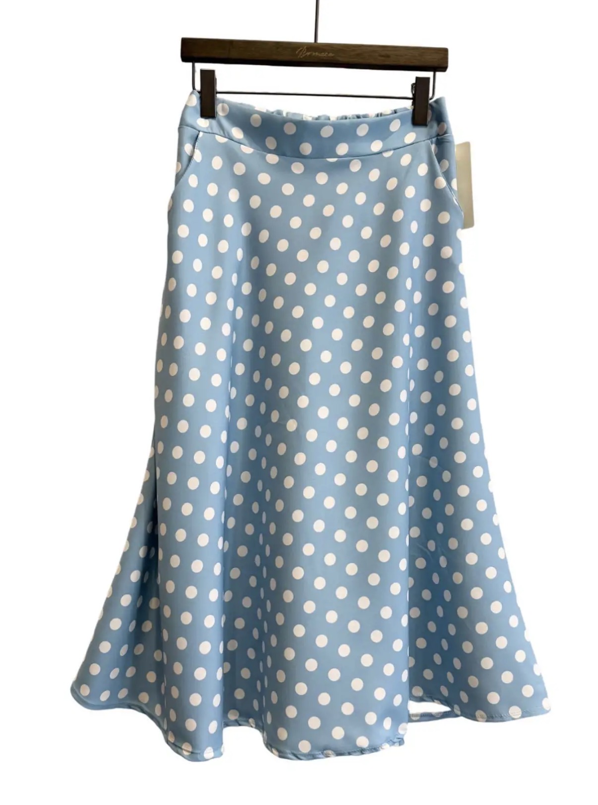 Saia azul clara com bolinhas brancas