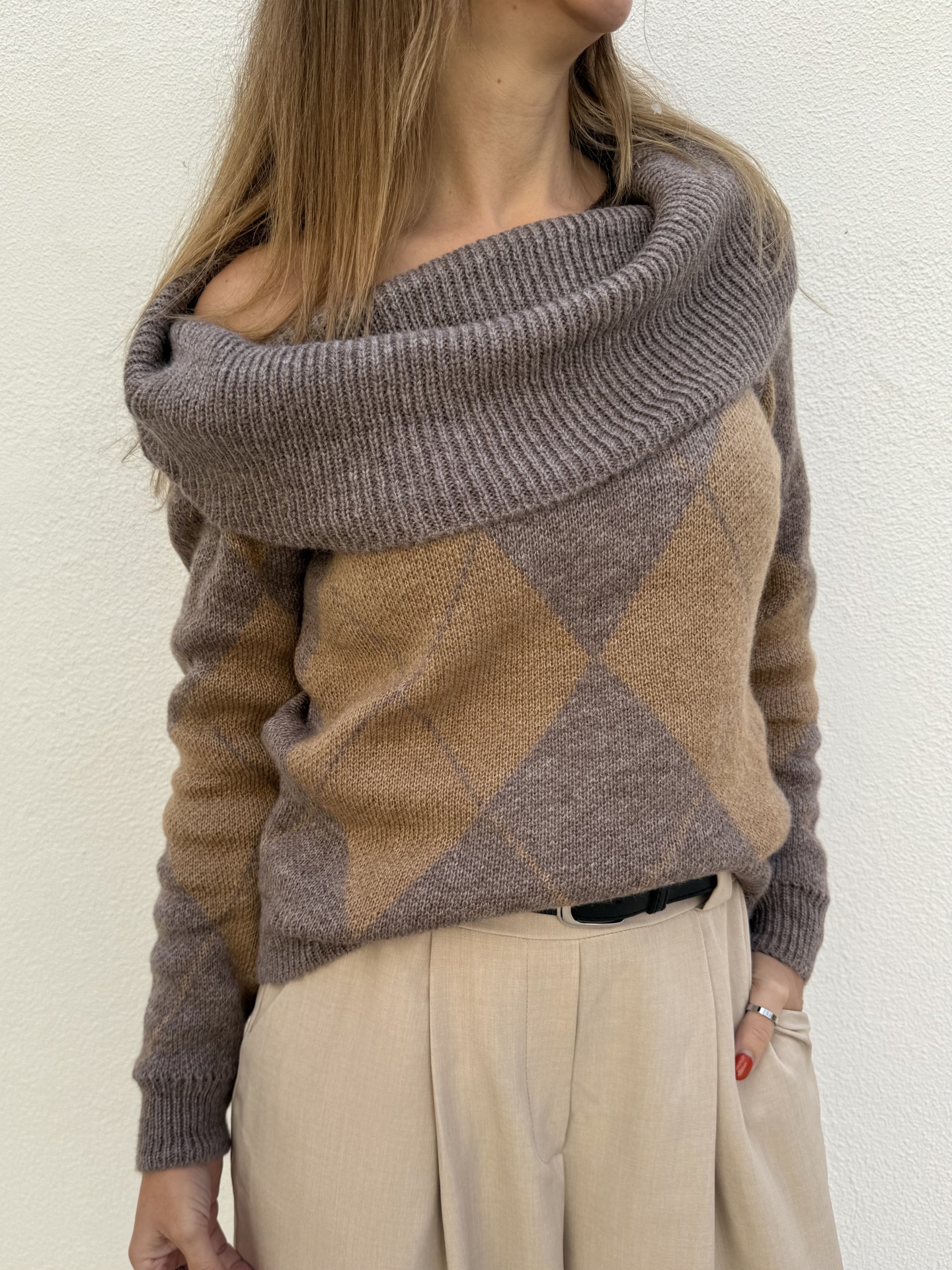 Camisola de malha feminina castanha com losangos e gola canelada larga