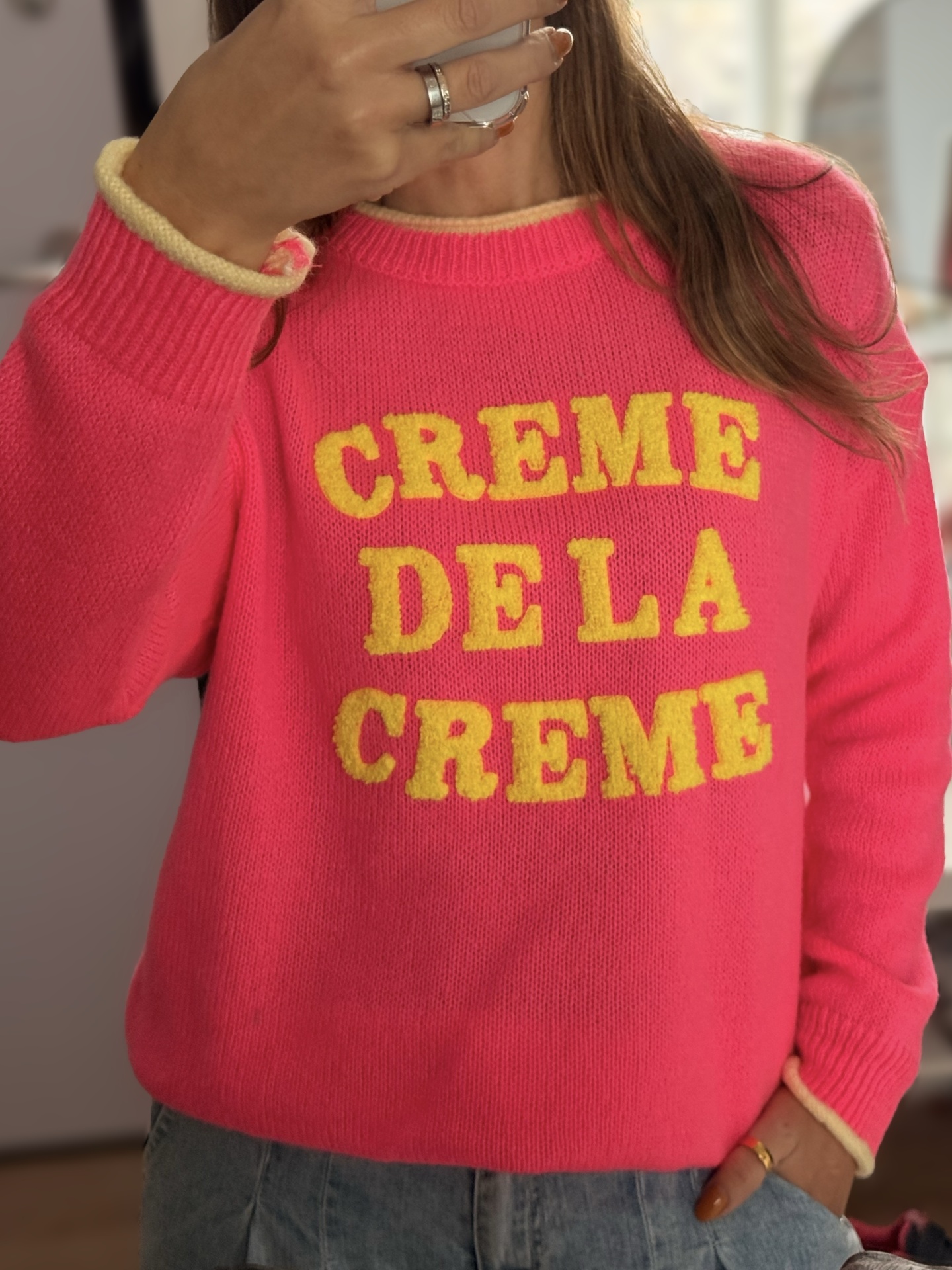 Camisola rosa com texto amarelo CREME DE LA CREME e gola e mangas com bordas amarelas