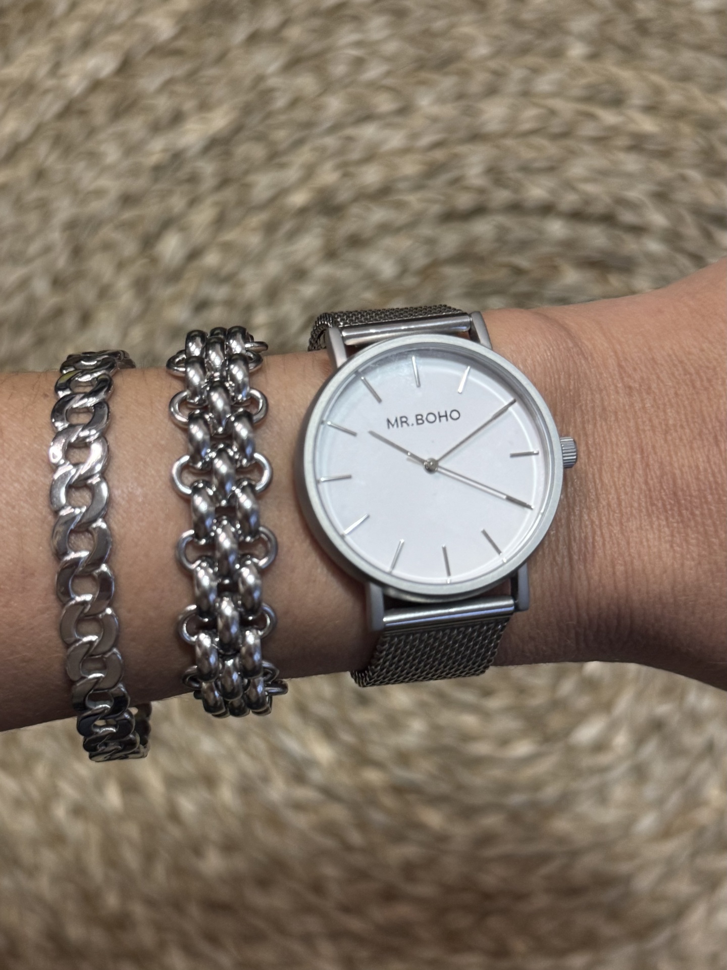 Relógio MR.BOHO prateado com pulseiras metálicas no pulso
