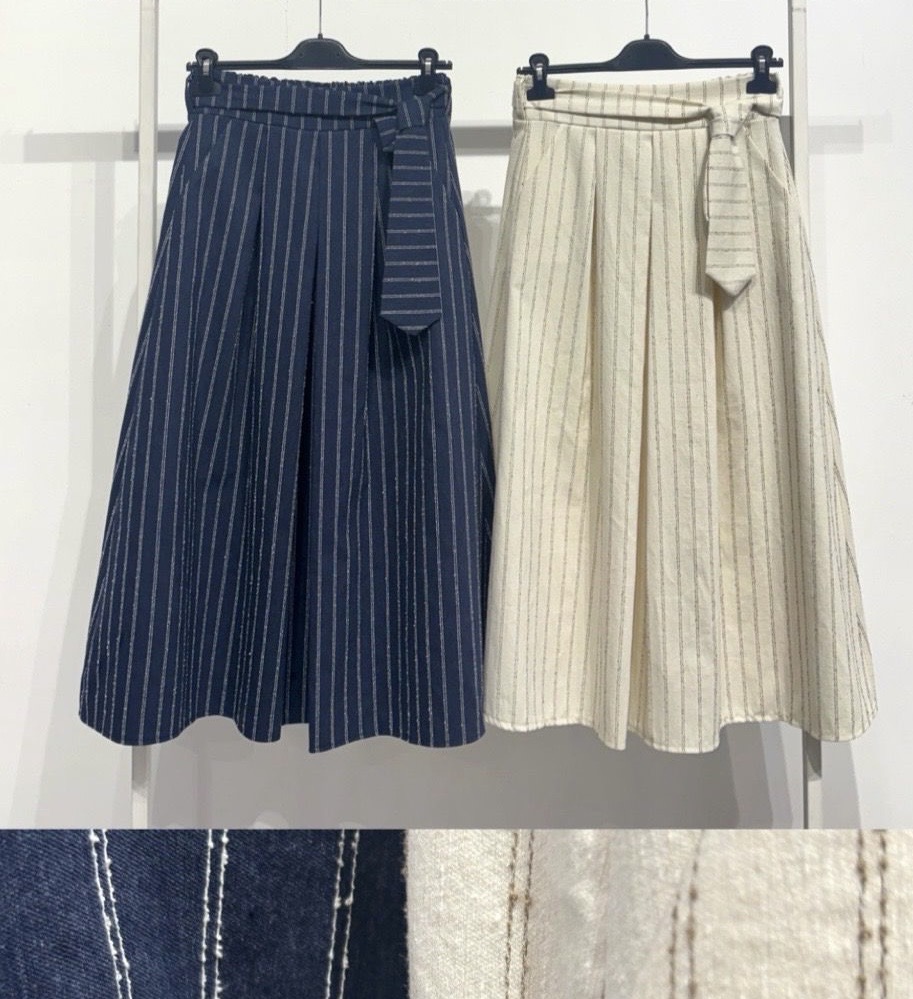 Duas saias midi às riscas, azul escura e bege, com cintos e textura algodão ou linho