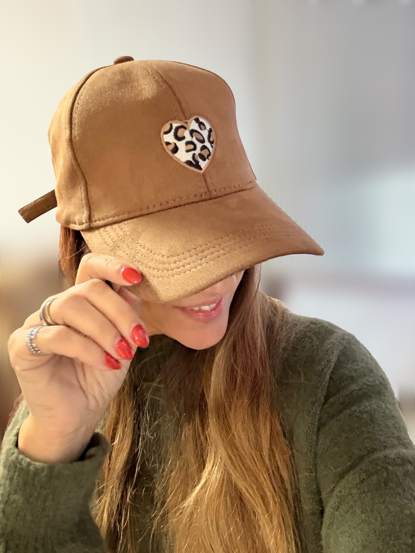 Boné castanho com coração estampado