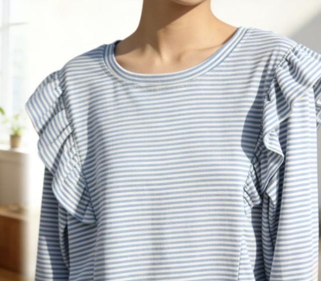 Camisola de riscas azuis e brancas com folhos nas mangas