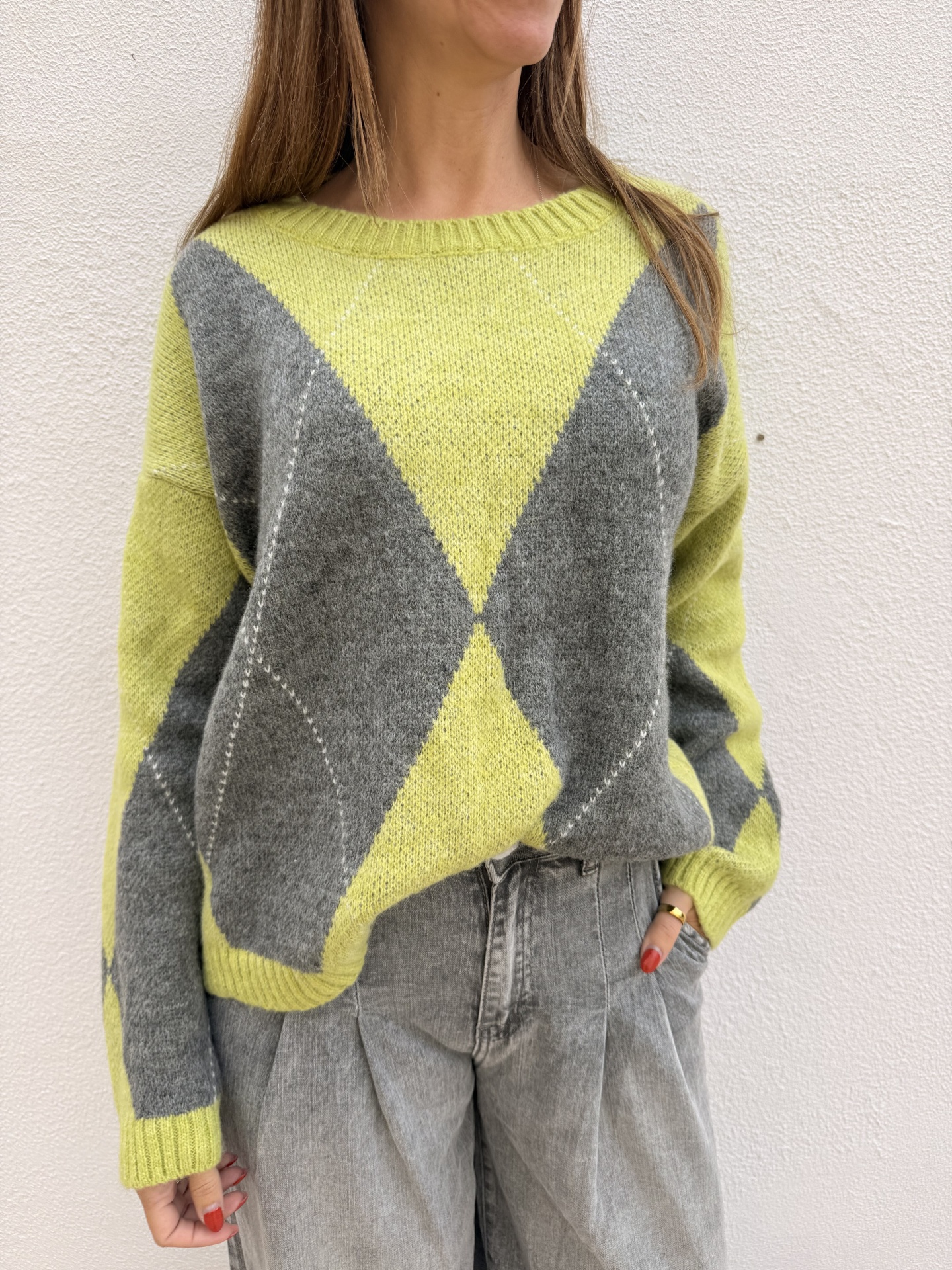 Camisola malha cinza e amarelo esverdeado padrão argyle com calças cinza