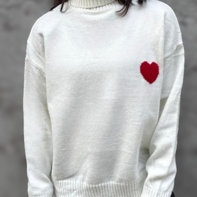 Camisola branca de gola alta com coração vermelho bordado