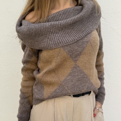 Camisola de malha feminina castanha com losangos e gola canelada larga