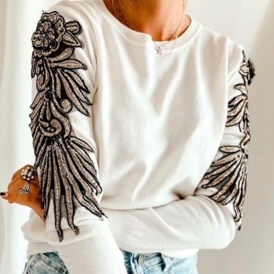 Camisola branca com bordados florais pretos e dourados nas mangas