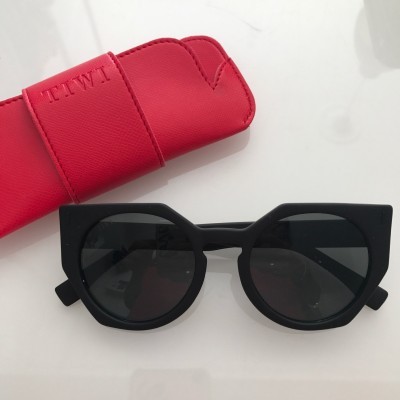 Venus Black with Classical Black Lenses (Goicoechea)