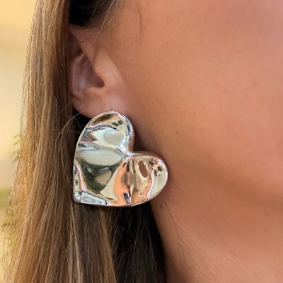 Brinco prateado em forma de coração ondulado