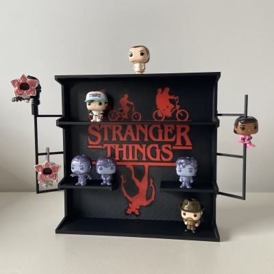 Estante exclusiva para figuras Stranger Things - Kinder Joy - Preta e vermelha - com suportes laterais