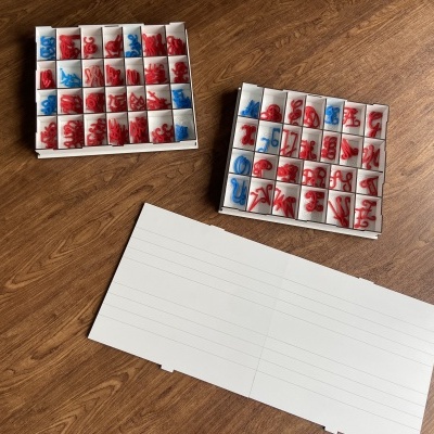 Conjunto # Alfabeto cursivo minúsculo + Alfabeto cursivo maiúsculo + 2 caixas organizadoras