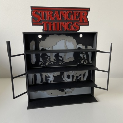 Estante exclusiva para figuras Stranger Things - Kinder Joy