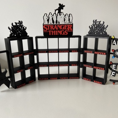 Estante preta acrílica com design Stranger Things e nomes em vermelho