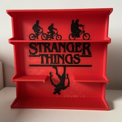 Estante exclusiva para figuras Stranger Things - Kinder Joy - Vermelha e preta