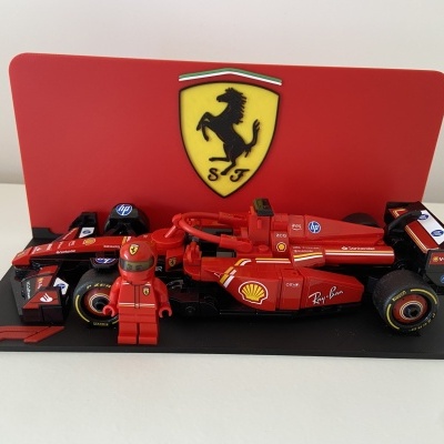 Suporte para LEGO Speed Champions - Carro de Corrida Ferrari SF-24 F1 - Modelo 2