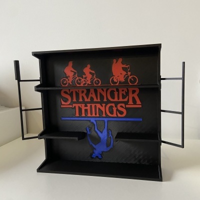 Estante exclusiva para figuras Stranger Things - Kinder Joy - Preta, azul e vermelha - com suportes laterais