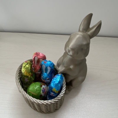 Coelho de Páscoa com cesto