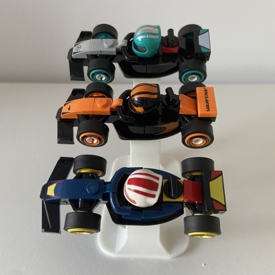 Suporte branco para 3 mini carros de F1 LEGO