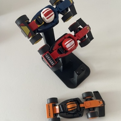 Suporte preto para 3 mini carros de F1 LEGO