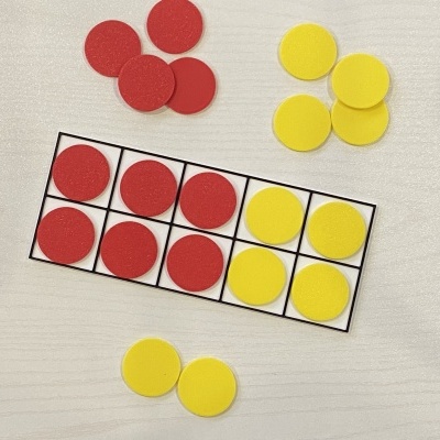 Jogo # Moldura do 10 # Contadores amarelos e vermelhos