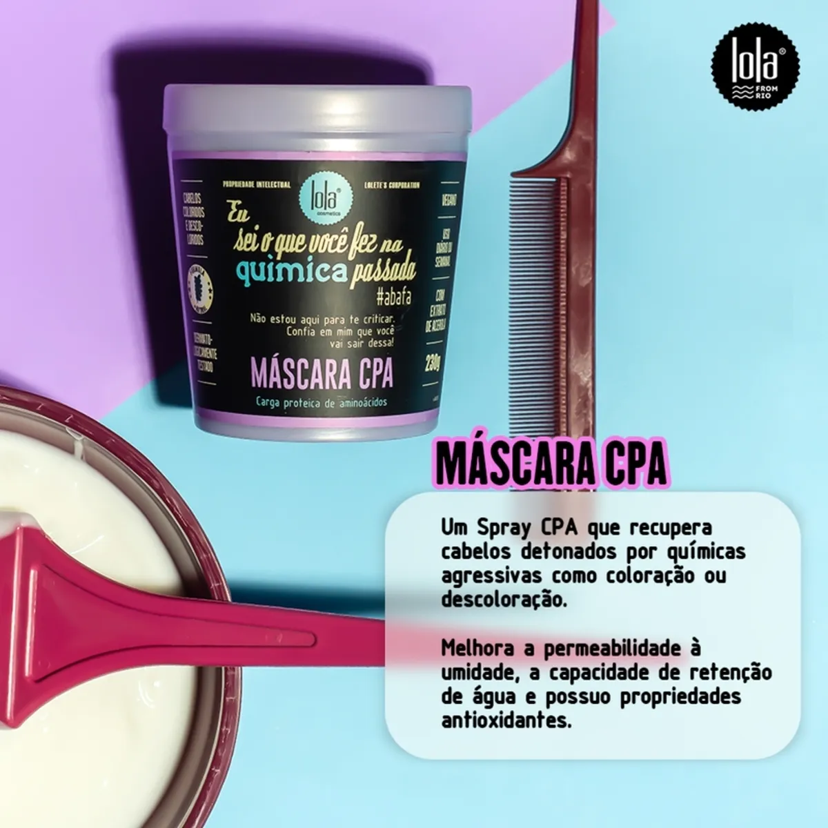 Pote roxo de Máscara CPA Lola Cosmetics ao lado de pincel vermelho e pente marrom