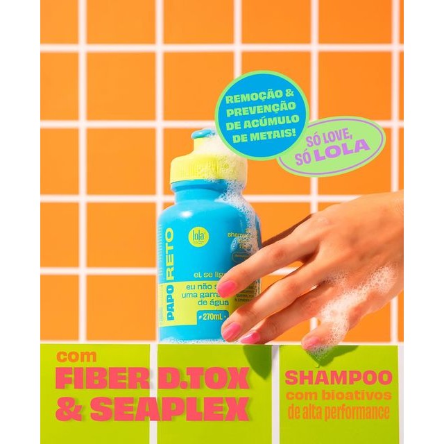 Frasco azul com tampa amarela de shampoo em fundo de azulejos laranja.