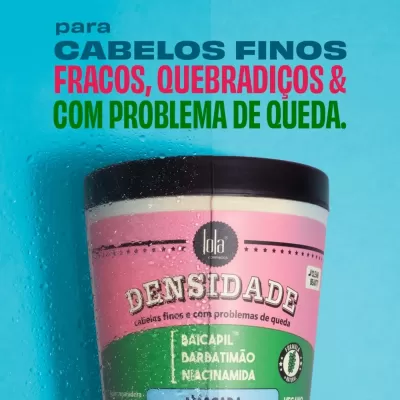 Embalagem de produto para cabelos com texto em cores azul, vermelho e verde no fundo azul.