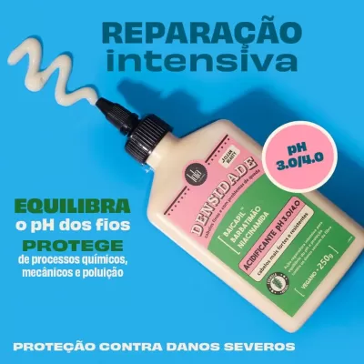 Frasco de produto para cabelo beige com rótulo rosa e verde em fundo azul