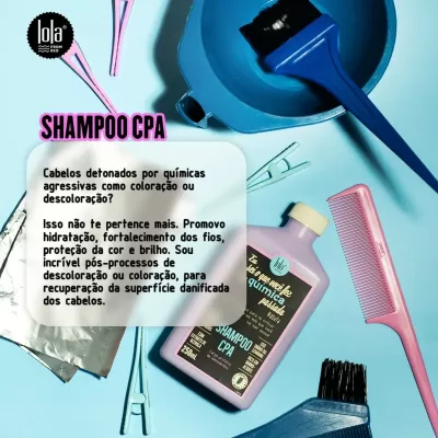 Frasco rosa de shampoo CPA com pincéis, pente rosa, clips e papel alumínio sobre fundo azul.