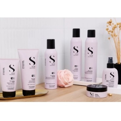 Produtos de cuidados capilares Sem de Lino em embalagens rosa claro com preto