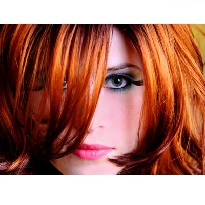 Rosto feminino com cabelo ruivo e maquilhagem