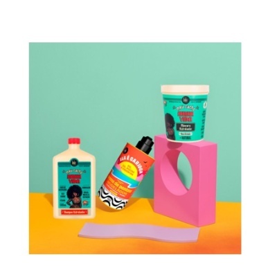 Produtos capilares coloridos em ambientes geométricos simples