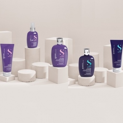 Produtos cosméticos Sens. Color em embalagens roxas sobre bases brancas