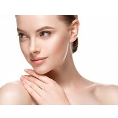 Mulher jovem com pele clara e cabelo apanhado, fundo branco