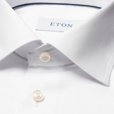 Camisa branca com colarinho clássico e botões perolados