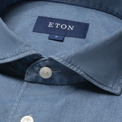 Camisa azul com botões brancos e etiqueta ETON