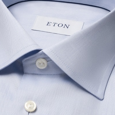 Camisa azul clara com gola clássica e botões brancos