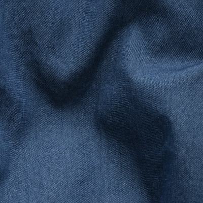 Tecido azul de ganga com textura e vincos