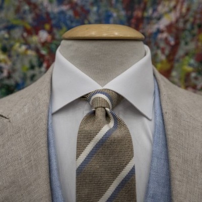 Fraque bege em linho com colete azul em linho