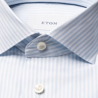 Camisa azul às riscas finas brancas com botões e etiqueta ETON.