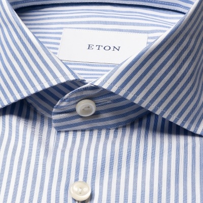 Camisa riscada azul e branca com colarinho e botões brancos e etiqueta ETON