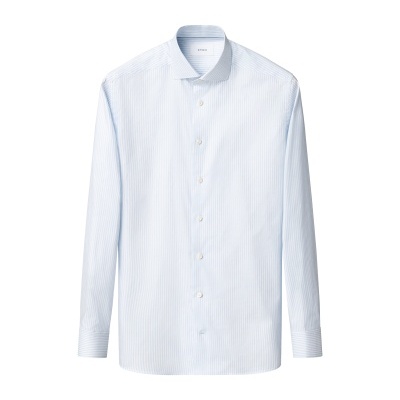 Camisa social azul claro riscada com botões brancos