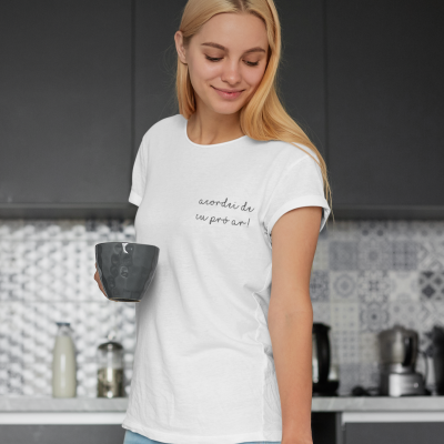 T-shirt Atitude - "acordei de cú para o ar"