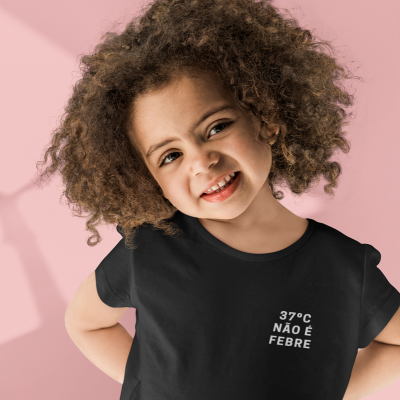 T-shirt Criança Unissexo PEARLS Preta - "37 NÃO É FEBRE"