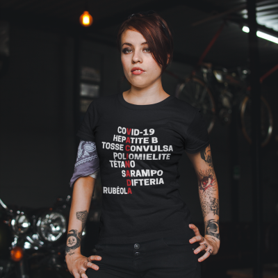 T-shirt PEARLS Preta - "VACINADA"